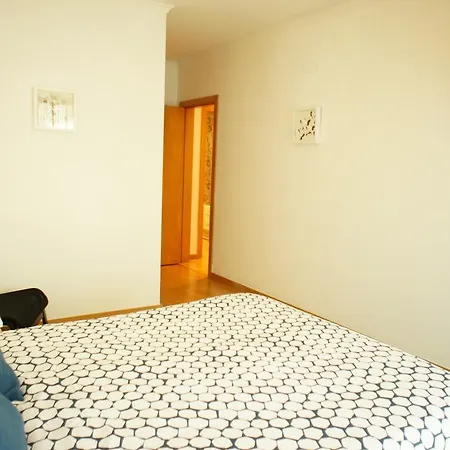 Modern Near The Bridge Apartment Lisbon